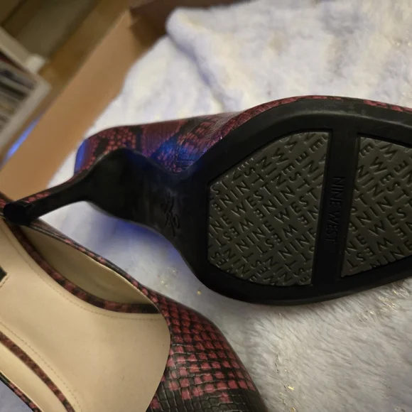 **3/$50** Nine West Burgundy Snakeskin Print Heels Size 9 - Picture 2 of 3